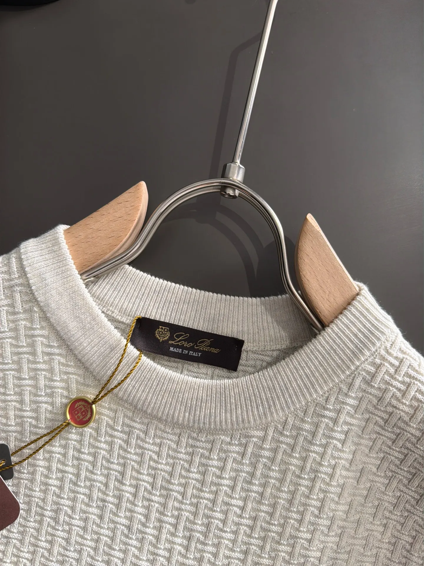 Next day shipment LP high quality Loro Piana 26ss New Arrival men's short-sleeved T-shirt Made of combed cotton yarn knitted cotton fabric, no pressure when entering and exiting the counter Exclusive control of raw materials It feels substantial when weighed, and the upper body is more textured than ordinary T-shirts. This texture can cope with the weather easily and is suitable for both hot and cold! Loose fit design, looks noble. The only correct version is available Size: M to XXXL